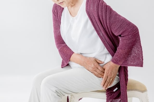 脊柱管狭窄症の辛い症状に悩む女性